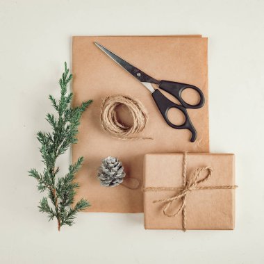 hediye, bir sürpriz kutusunda kahverengi vintage gazetede doludur