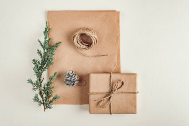 hediye, bir sürpriz kutusunda kahverengi vintage gazetede doludur