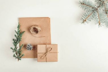 hediye, bir sürpriz kutusunda kahverengi vintage gazetede doludur