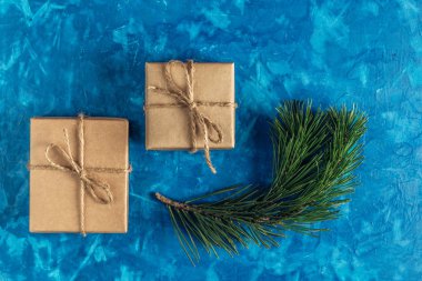 hediye, bir sürpriz kutusunda kahverengi vintage gazetede doludur