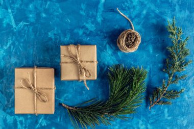 hediye, bir sürpriz kutusunda kahverengi vintage gazetede doludur