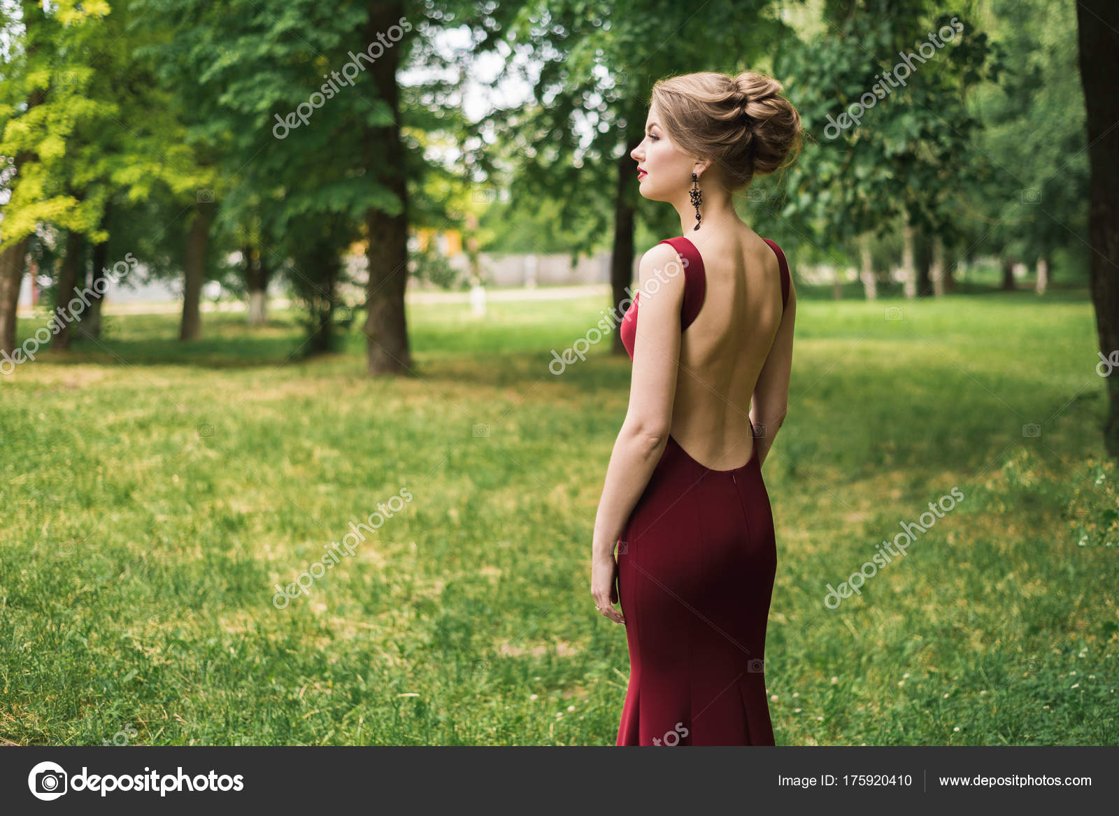 Mädchen Steht Frau Einem Festlichen Abendkleid Lange Mädchen Steht Frau Einem Festlichen Abendkleid Lange