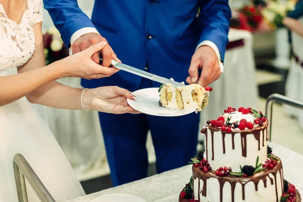 Düğün şölende özgün lezzetli pasta kesip yeni evliler