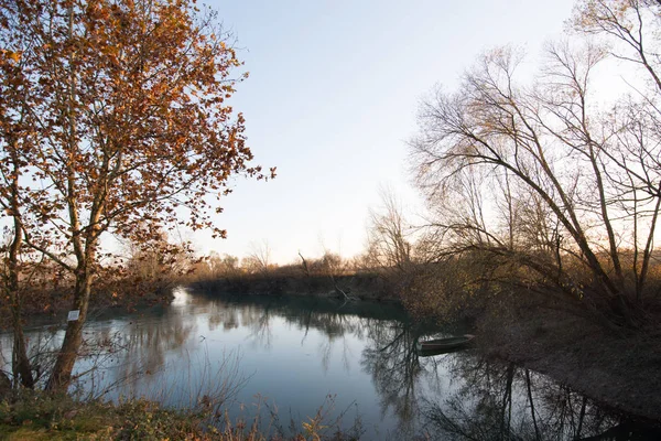 Autunno nel fiume — Foto Stock