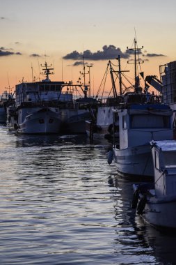 Gün batımında balıkçı tekneleri