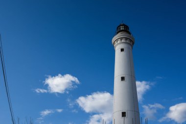 Bulutların arasında deniz feneri