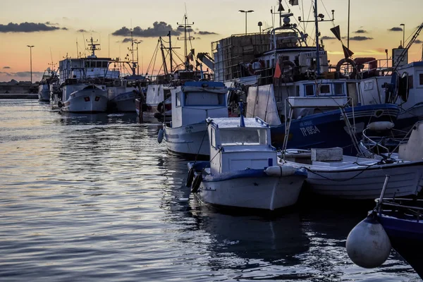 Gün batımında balıkçı tekneleri — Stok fotoğraf