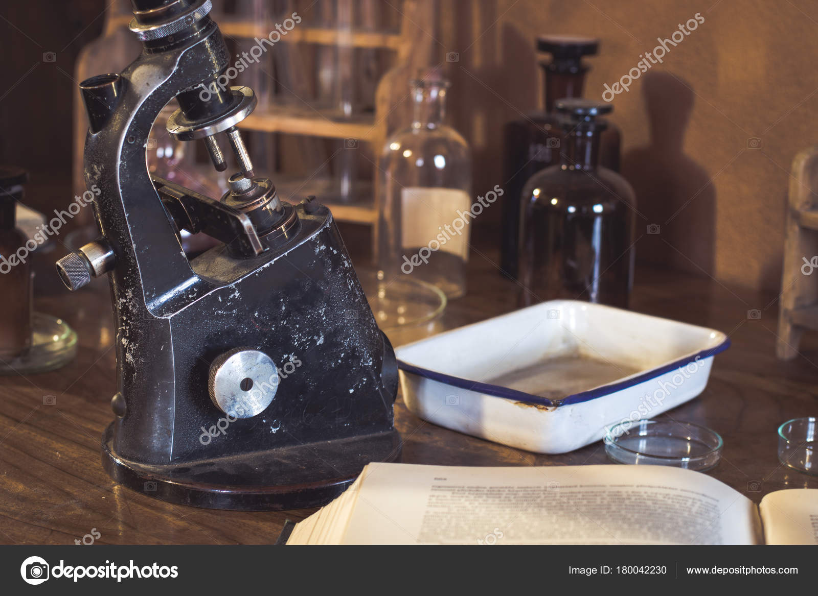 Antike Labor Mikroskop Und Glas Rohre Stockfoto - 