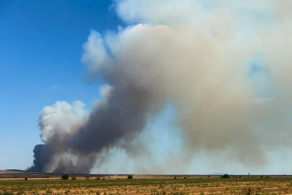 Fumo Tossico Incendio Industriale Che Emette Fumo Tossico Nel Cielo Foto Stock