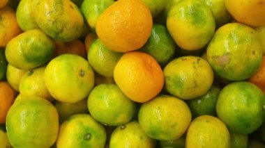 Zemine yerleştirilmiş büyük taze portakalların yakın görüntüsü. Taze portakalların yakın plan görüntüsü