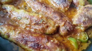 Lezzetli ev yapımı baharatlı, kızarmış, tavada yuvarlanmış kebap manzarası. Geleneksel Asya piknik tarifi ve partiler.