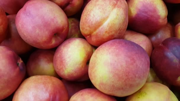 4K在市场或集市上出售的收获季节 可以近距离观看新鲜采摘的红蜜多汁苹果 食品背景 — 图库视频影像