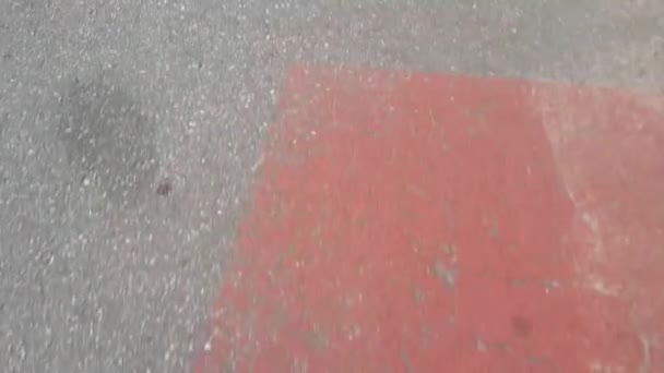 Άποψη Ενός Περιπάτου Γκρι Χρωματιστό Δρόμο Που Καλύπτεται Κόκκινα Μέρη — Αρχείο Βίντεο