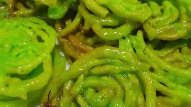 Mısır gevreği, tatlı Asya tatlı, yeşil Jalebi. Festival 'de pişirilip servis ediliyor. Hint tatlı sokak yemekleri, sulu şuruplu, Ağır çekim manzaralı..