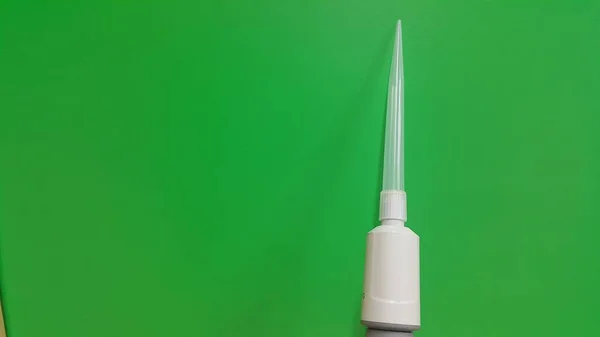 Mikropipety, sprzęt mikrochemiczny umieszczony na zielonej kartce — Zdjęcie stockowe