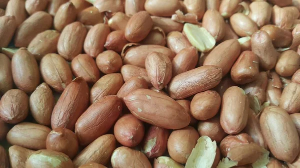 Detailní pohled na smíšené, sušené, pražených loupaných a neloupaných arašídů. — Stock fotografie