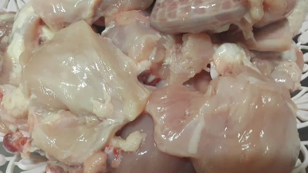 Закрыть вид на сырое куриное мясо в продуктовом магазине — стоковое фото