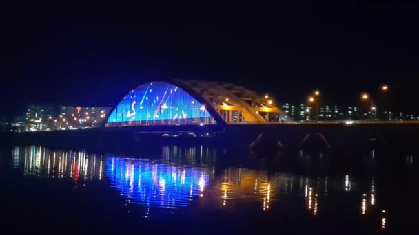 Νυχτερινή Θέα Μιας Όμορφης Σκηνής Μιας Γέφυρας Πάνω Από Θαλασσινό — Αρχείο Βίντεο