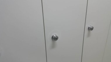 Perspektif Görünümü dolap veya üst üste beyaz kapı ile dolap