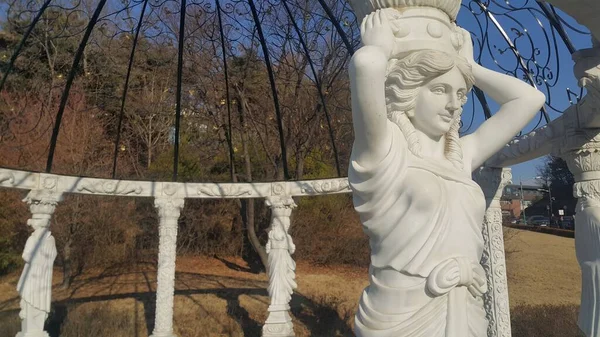 Standbeeld van Griekse godin hoofd met mooi haar vestigde zich in een openbaar park — Stockfoto