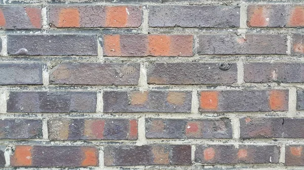 Un arrière-plan d'un vieux mur de briques extérieures altérées au soleil . — Photo