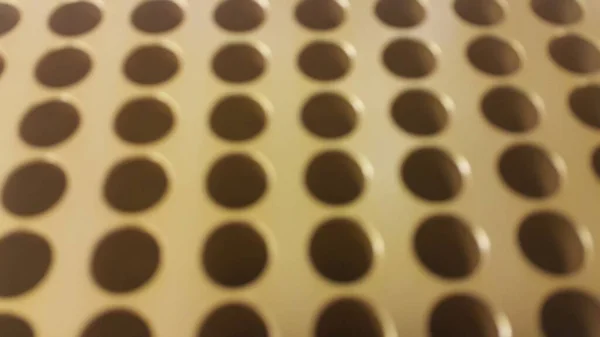 Vista de perto de buracos em caixa de pipeta micro dourada em laboratório de pesquisa — Fotografia de Stock