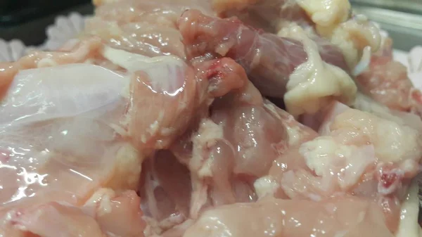 Закрыть вид на сырое куриное мясо в продуктовом магазине — стоковое фото