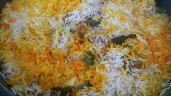 Una vista ravvicinata del pollo biryani di riso cotto fatto con la ricetta tradizionale — Foto Stock