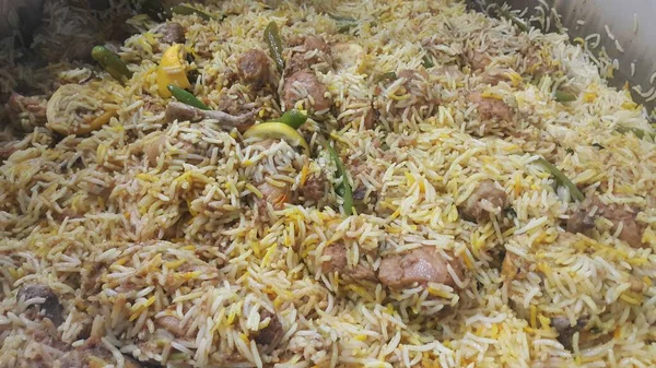 Z bliska widok biryani kurczaka gotowanego ryżu z tradycyjnej receptury — Zdjęcie stockowe