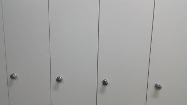 Perspektif Görünümü dolap veya üst üste beyaz kapı ile dolap