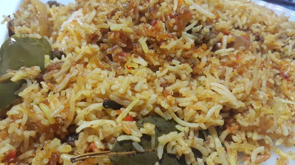 Geleneksel tarifi ile yapılan pirinç pişmiş tavuk biryani görünümünü yakından 