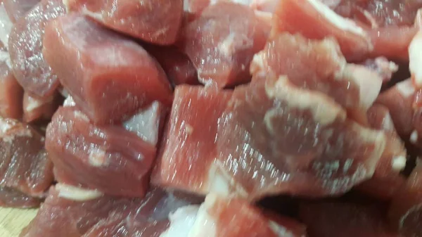 Carne vermelha pequenos bifes com gordura de carne esbranquiçada . — Fotografia de Stock