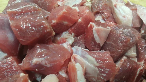 Carne roja filetes pequeños con grasa de carne blanquecina . —  Fotos de Stock