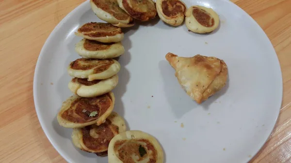 Close-up van heerlijke zelfgemaakte Pinwheel Puff gebakjes eten op witte achtergrond — Stockfoto