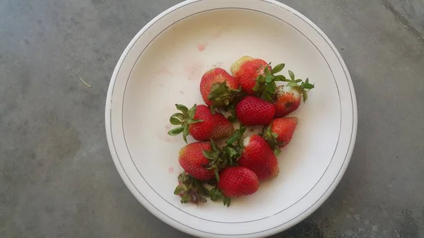 Vista superior de fresas frescas en plato sobre fondo rústico de madera blanca . — Foto de Stock