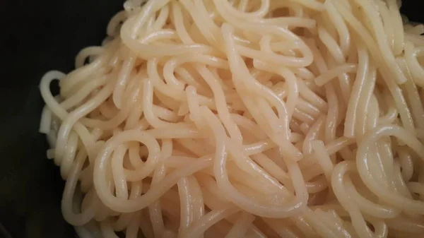 Vista de cerca de fideos remolinos o pasta de espaguetis — Foto de Stock