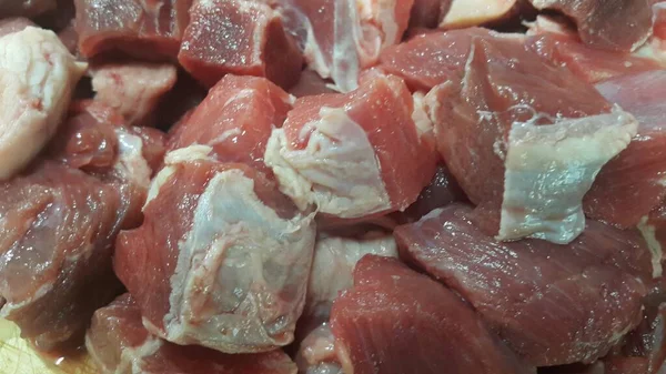 Carne roja filetes pequeños con grasa de carne blanquecina . — Foto de Stock