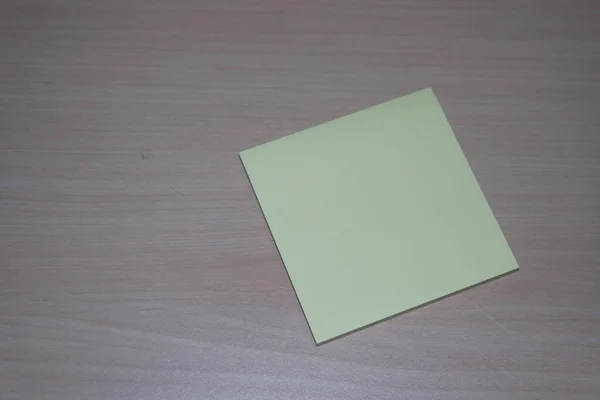 Geel plakkerig briefpapier geplaatst op een houten tafel — Stockfoto