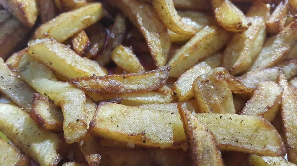 Rodajas fritas o asadas de patata sobre fondo limpio con espacio para copiar —  Fotos de Stock