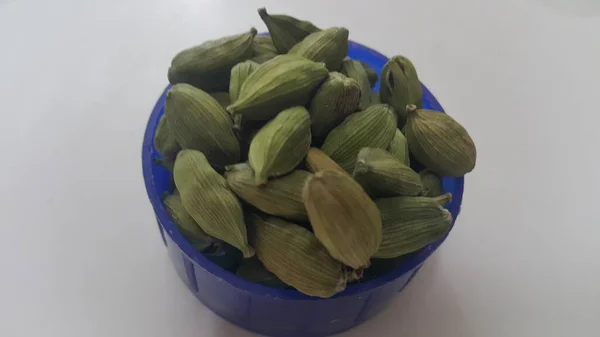Elettaria cardamomum frukter med frön, kardemumma krydda — Stockfoto