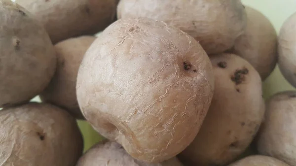 Крупним планом вид на свіжу органічну картоплю на ринку: текстура картоплі фону — стокове фото