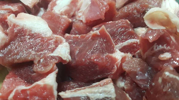 Carne vermelha pequenos bifes com gordura de carne esbranquiçada . — Fotografia de Stock