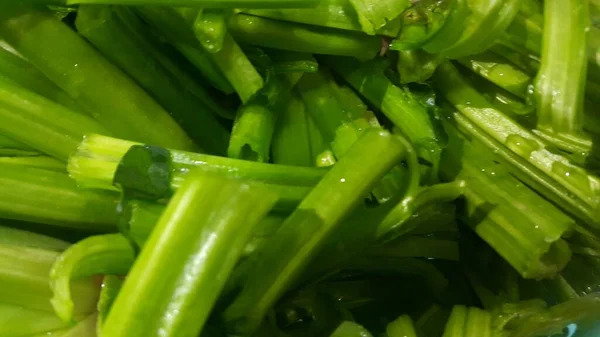 Vista de cerca de la exuberante base de hojas verdes de espinacas o paalak saag — Foto de Stock