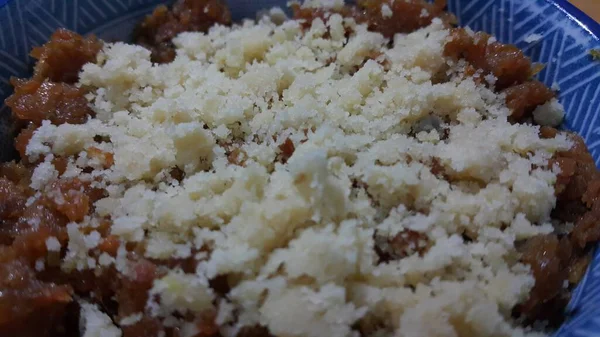 Vista de perto da sobremesa doce saborosa tradicional chamada Suji Halwa ou Halva — Fotografia de Stock