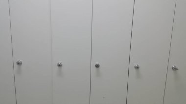 Perspektif Görünümü dolap veya üst üste beyaz kapı ile dolap