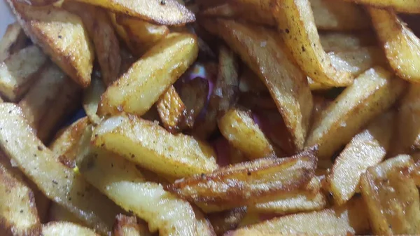 Rodajas fritas o asadas de patata sobre fondo limpio con espacio para copiar —  Fotos de Stock