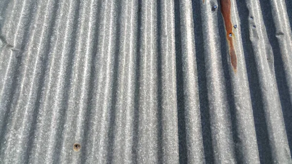 Fondo de textura de chapa de metal corrugado en plata — Foto de Stock