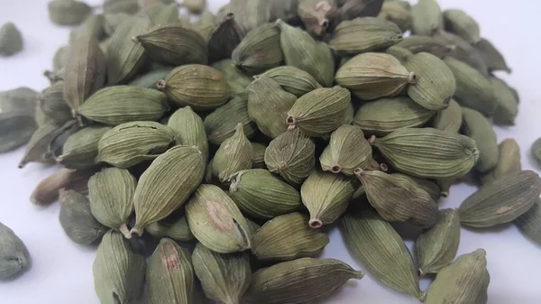 Плоды кардамона Elettaria с семенами, пряностями кардамона — стоковое фото