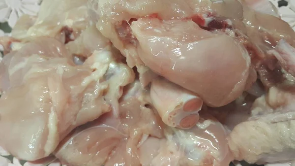 Vista de perto da carne crua de frango no supermercado — Fotografia de Stock