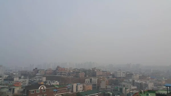 Вид с воздуха на развитую страну с небоскребами и пылью — стоковое фото